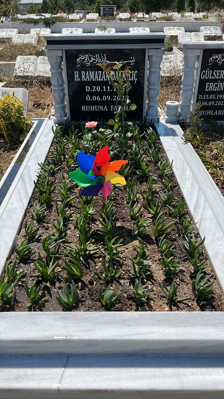 Mezar çiçek düzenlemesi