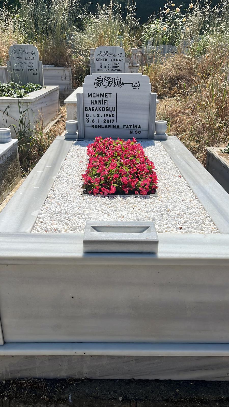 Renkli mezar çiçek düzenlemesi