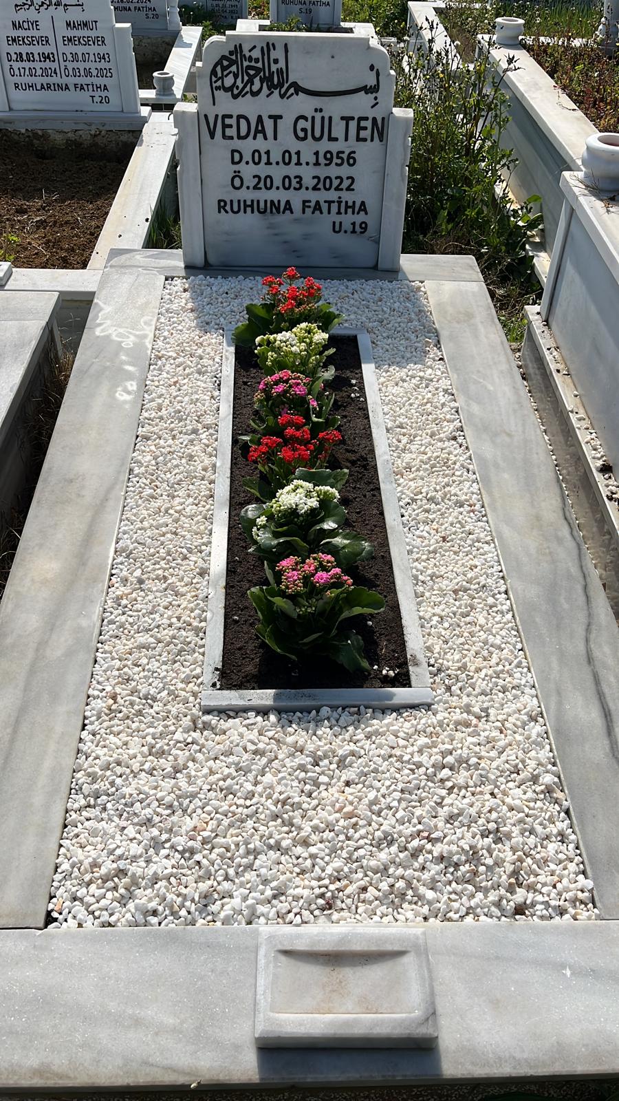 Beyaz çakıl ve çiçek düzenlemesi