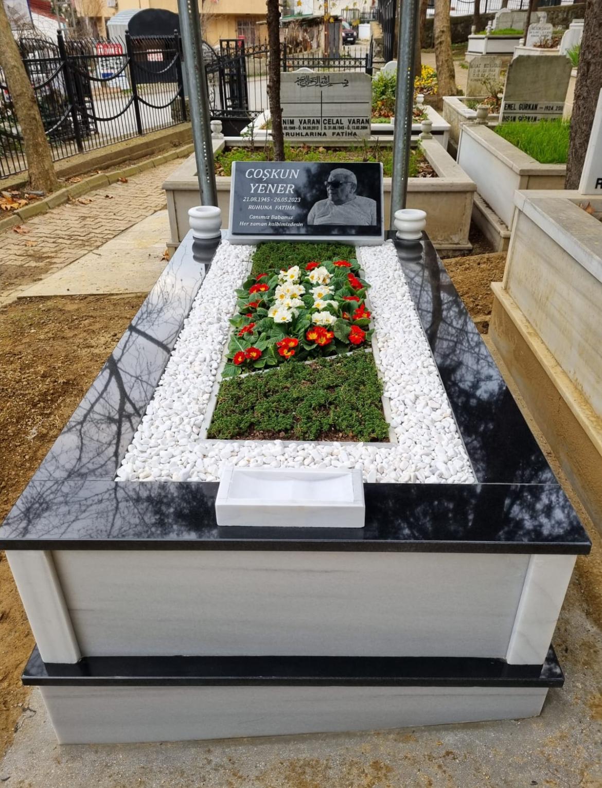 Koyu granit mezar çiçeklendirme — Coşkun Yener